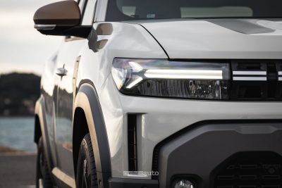 Nuova Dacia Duster hybrid-G 150 4x4 faro anteriore