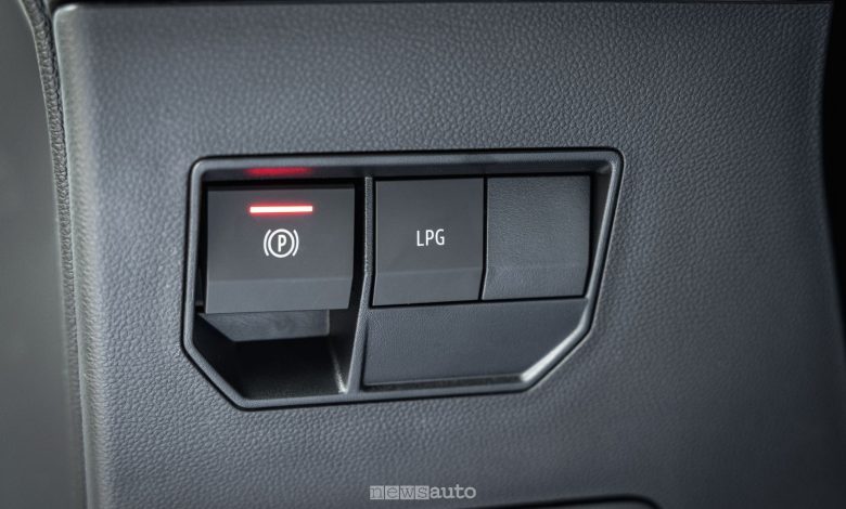 Nuova Dacia Duster hybrid-G 150 4x4 tasto freno elettronico e commutatore GPL