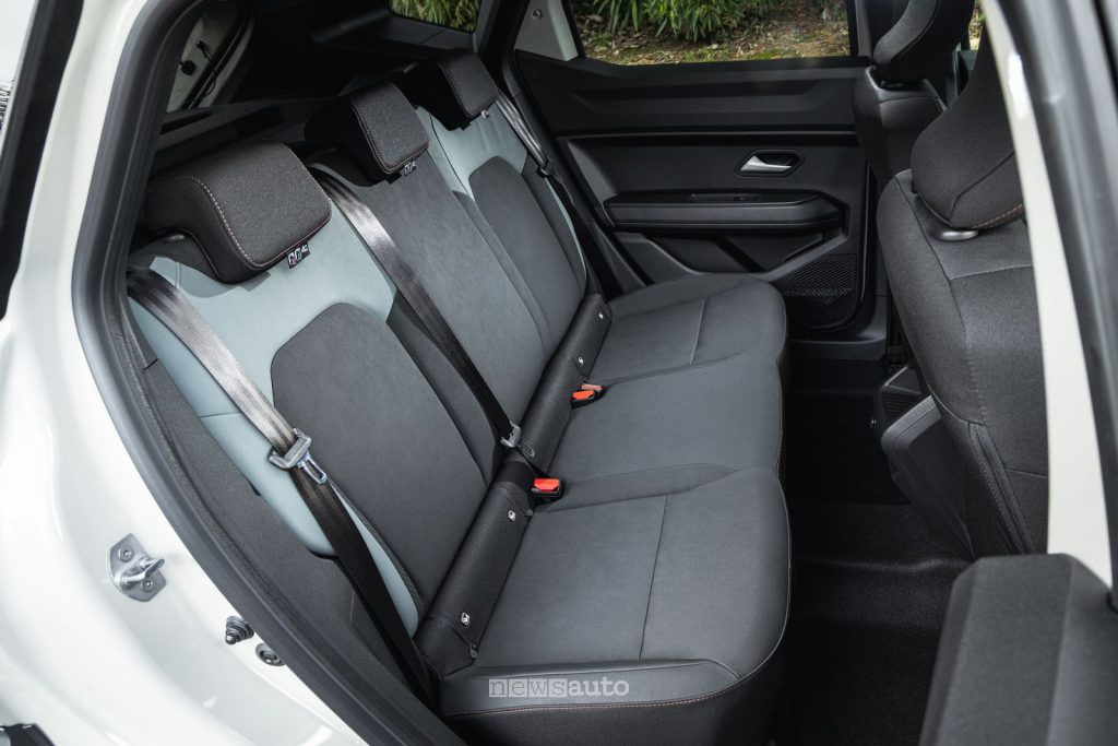 Nuova Dacia Duster hybrid-G 150 4x4 sedili posteriori