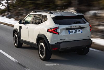 Nuova Dacia Duster hybrid-G 150 4x4 su strada