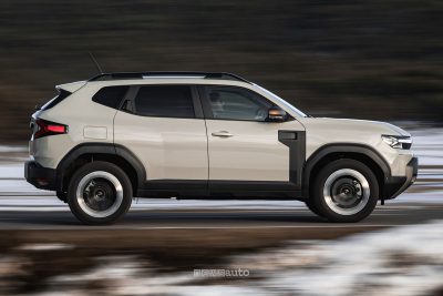 Nuova Dacia Duster hybrid-G 150 4x4 su strada