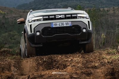 Nuova Dacia Duster hybrid-G 150 4x4 in azione sullo sterrato