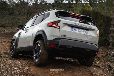 Nuova Dacia Duster hybrid-G 150 4x4 twist sullo sterrato