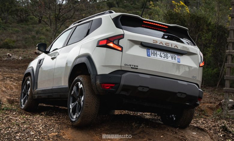 Nuova Dacia Duster hybrid-G 150 4x4 twist sullo sterrato