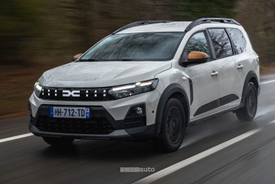 Nuova Dacia Jogger Hybrid 155 su strada