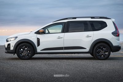 Nuova Dacia Jogger Hybrid 155 laterale