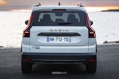 Nuova Dacia Jogger Hybrid 155 posteriore