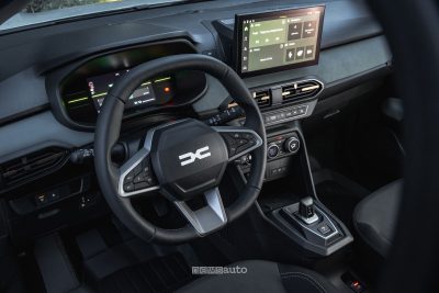 Nuova Dacia Jogger Hybrid 155 volante, plancia abitacolo