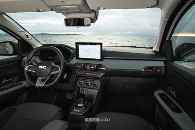 Nuova Dacia Jogger Hybrid 155 plancia abitacolo