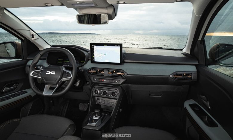 Nuova Dacia Jogger Hybrid 155 plancia abitacolo