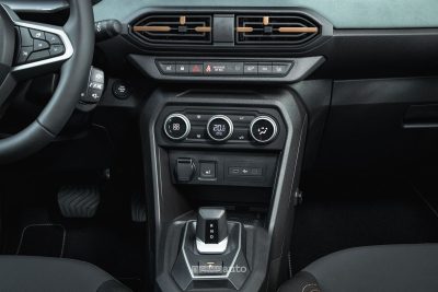 Nuova Dacia Jogger Hybrid 155 comandi sulla plancia