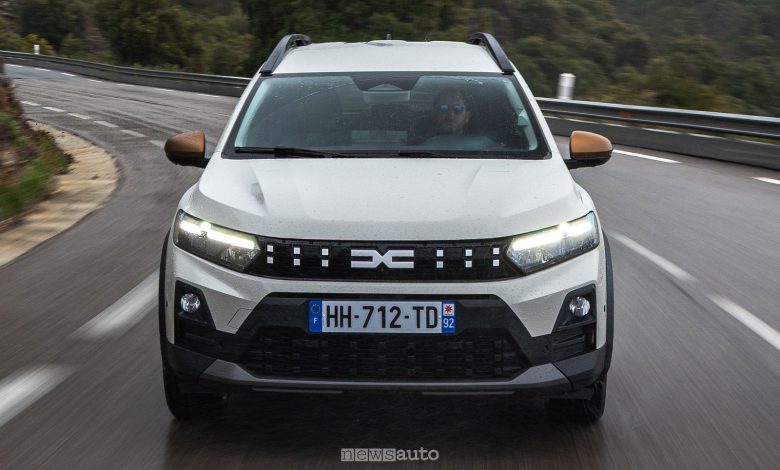 Nuova Dacia Jogger Hybrid 155 su strada