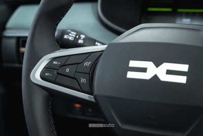 Nuova Dacia Jogger Hybrid 155 comandi Cruise Control sul volante