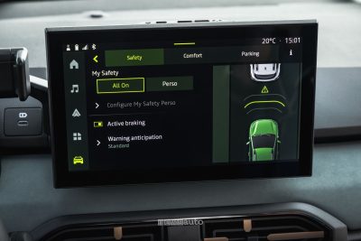 Nuova Dacia Jogger Hybrid 155 display infotainment da 15"