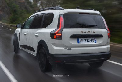 Nuova Dacia Jogger Hybrid 155 su strada