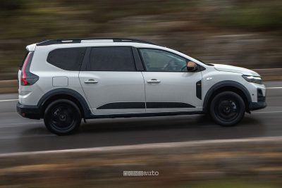 Nuova Dacia Jogger Hybrid 155 su strada