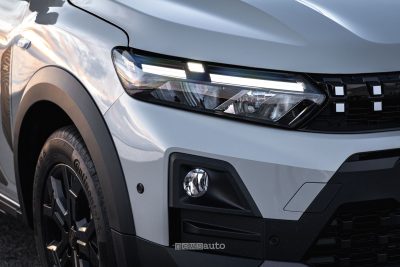 Nuova Dacia Jogger Hybrid 155 faro anteriore