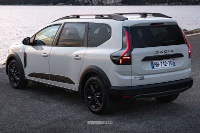 Nuova Dacia Jogger Hybrid 155 posteriore 3/4