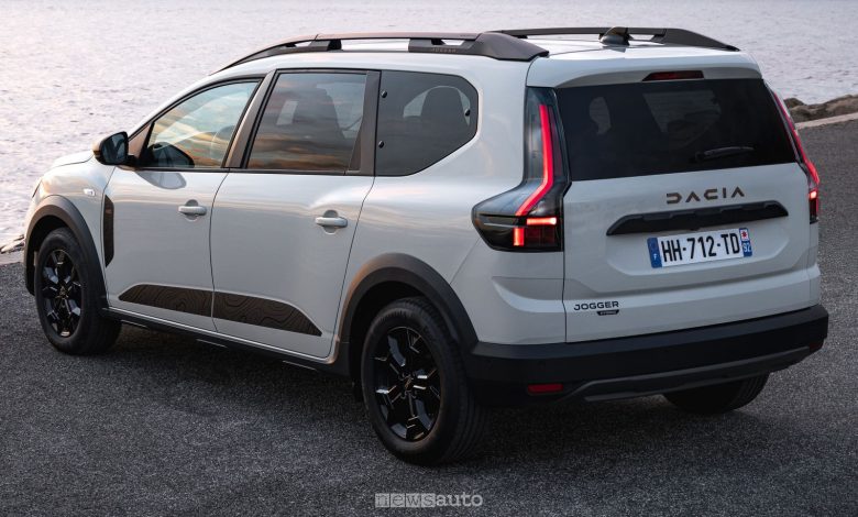 Nuova Dacia Jogger Hybrid 155 posteriore 3/4