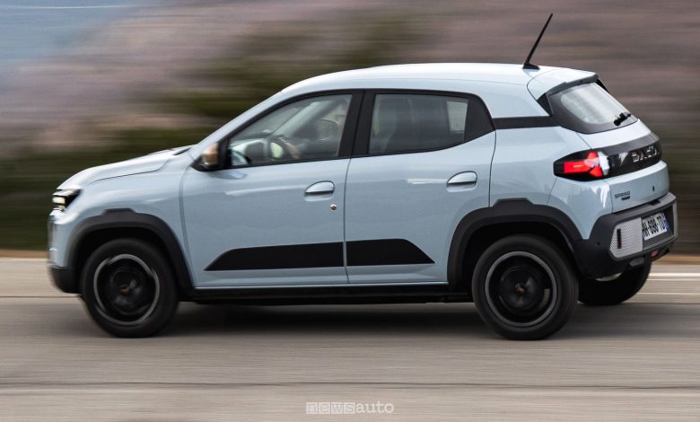 Nuova Dacia Spring Extreme su strada