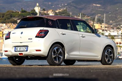 Suzuki Swift Sakura posteriore 3/4