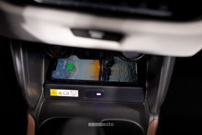Suzuki Swift Sakura vano per la ricarica wireless per lo smartphone