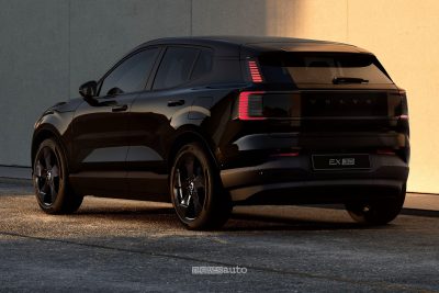 Volvo EX30 Black posteriore 3/4