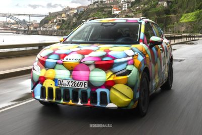 Skoda Epiq livrea “camouflage” su strada