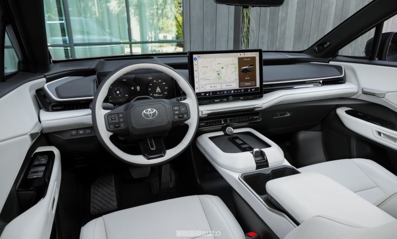 Toyota Highlander EV plancia abitacolo