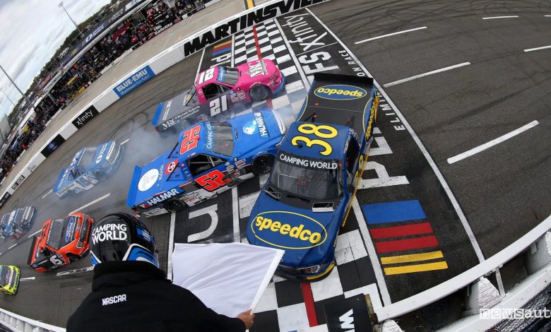 Bandiera bianca, vettura lenta o ultimo giro nei campionati Nascar