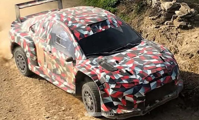 Il prototipo con livrea camouflage potrebbe anticipare le forme della nuova Toyota Celica