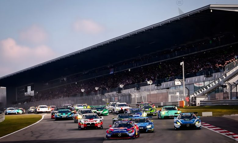 partenza della 24 Ore Nürburgring 2026, con la Mercedes #3 di Verstappen in testa