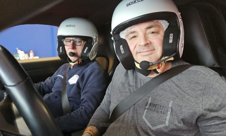 Manuel Cerfeda al volante della Porsche 718 Spyder insieme all'istruttore Alessandro Tedeschini