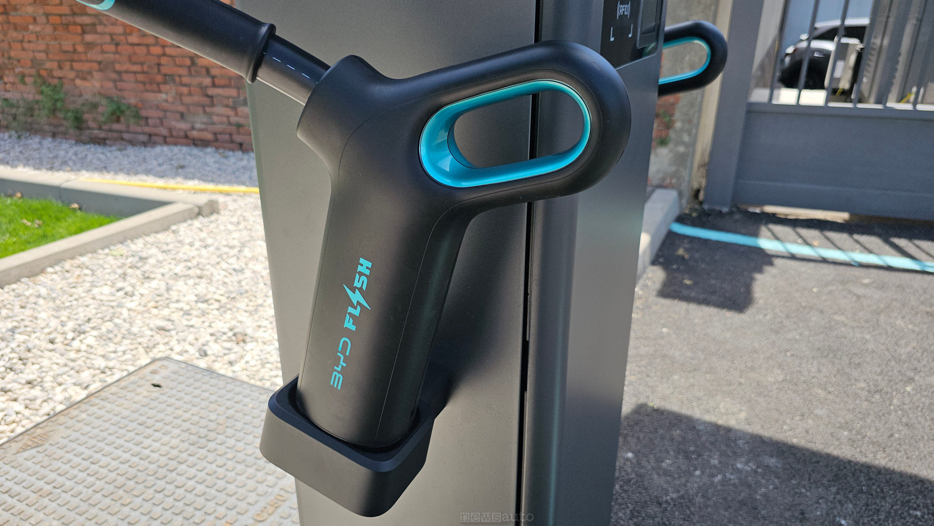 Flash Charging BYD: ricarica ultrarapida, 500 km in 8 minuti sulla Denza