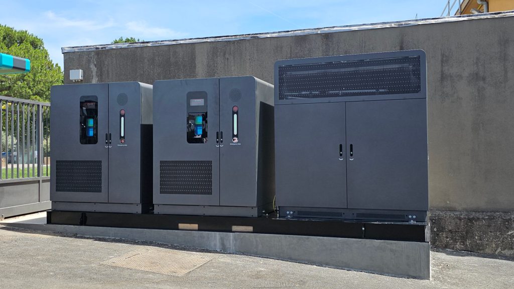 Il BESS (Battery Energy Storage System) della BYD installato a Bologna ha una capacità di 400 kWh, eroga 1.500 kW a 1.000 Volt