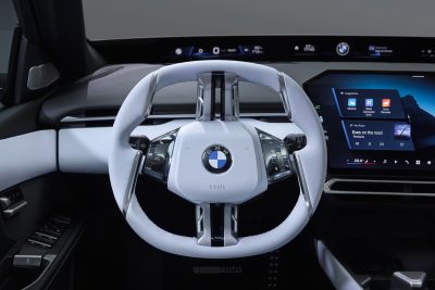 BMW i3 50 xDrive volante abitacolo