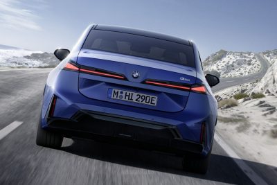 BMW i3 50 xDrive su strada