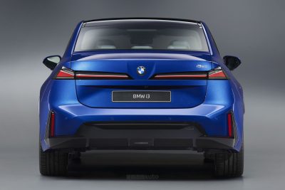 BMW i3 50 xDrive fari e firma luminosa posteriore