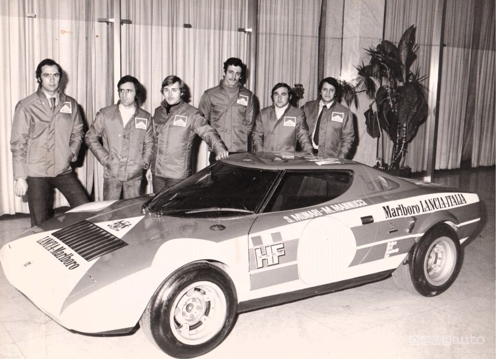  Il prototipo Stratos con cui correrà Sandro Munari ritratto con i collaudatori Lancia