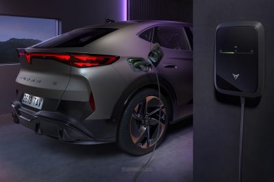 Nuova Cupra Tavascan in ricarica