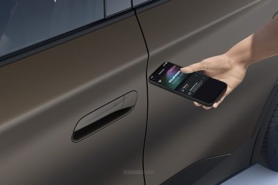 Nuova Cupra Tavascan apertura digitale dallo smartphone