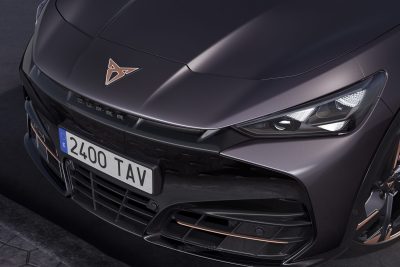 Nuova Cupra Tavascan fari e paraurti anteriori