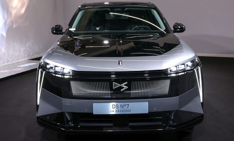 DS N°7 frontale firma luminosa