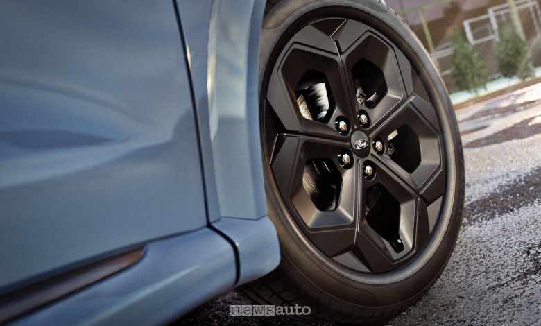 Nuova verniciatura Vapor Blue e cerchi in lega neri da 18" per la Puma Gen-E BlueCruise Edition