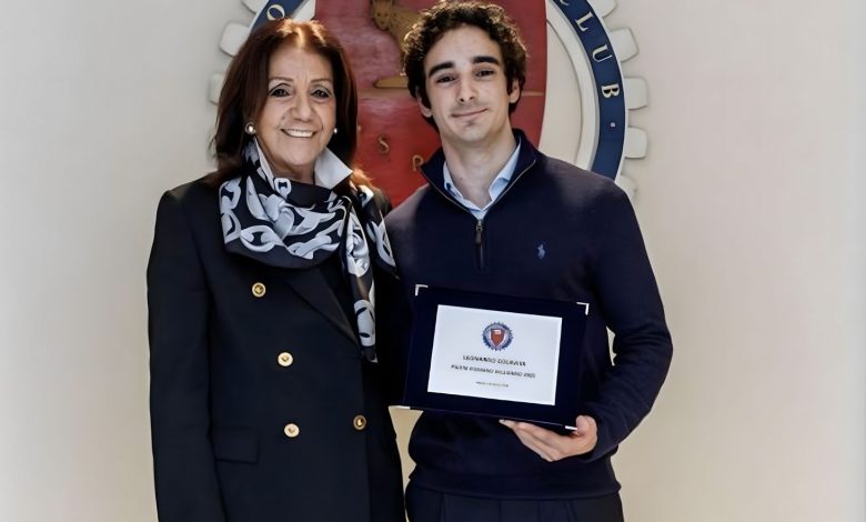 Giuseppina Fusco, Presidente AC Roma, premia il giovane pilota Leonardo Colavita