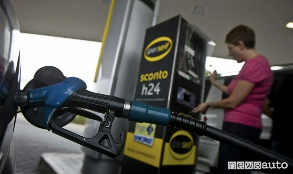 Italiani spaventati: spettro rincaro boom dei carburanti