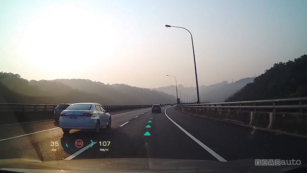 HUD-display-con-indicazioni-stradali