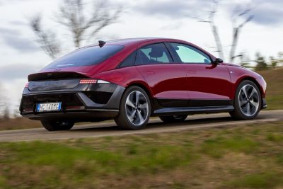 Hyundai Ioniq 6 N Line su strada