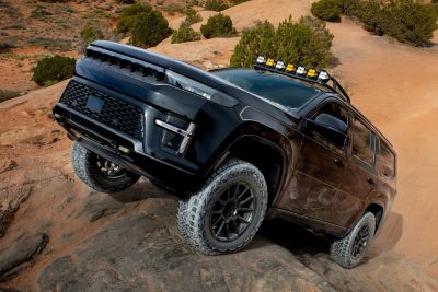 Jeep Grand Wagoneer Commander Concept in azione sulle rocce