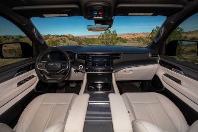 L'abitacolo Jeep Grand Wagoneer Commander Concept
